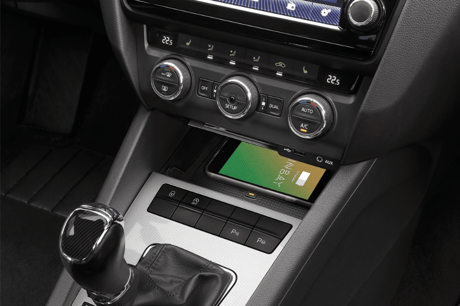 INBAY® Škoda Octavia 5E (2013–2020) 10W Wireless smartphone charging pocket